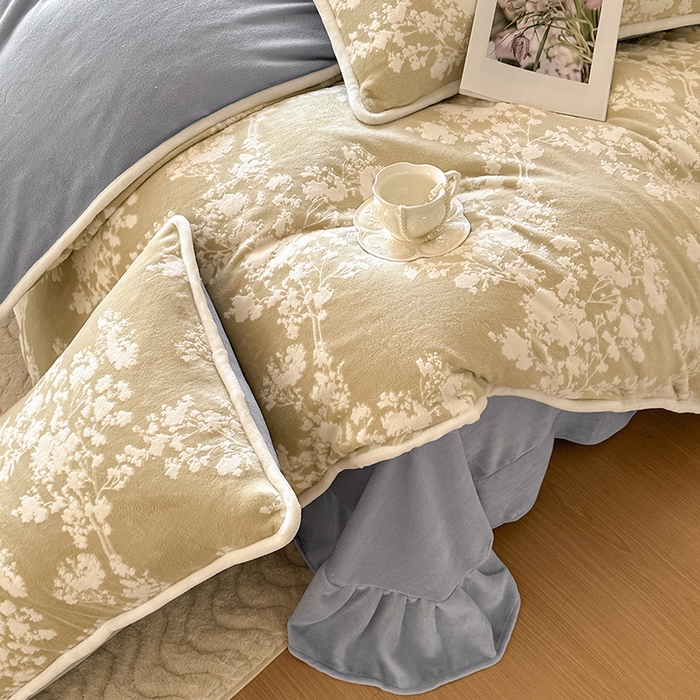 91家纺网 家纺一手货源 找家纺 亿品家纺 2025新款八斤立体雕花牛奶绒四件套 画意枝头【芥末绿】