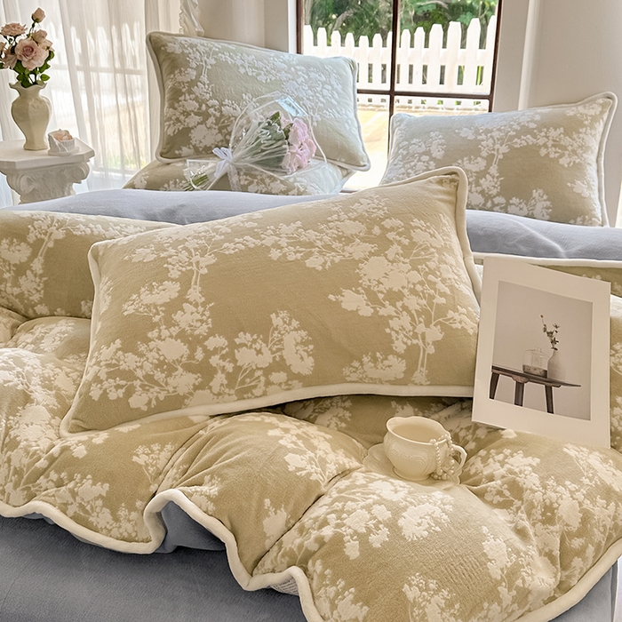 91家纺网 家纺一手货源 找家纺 亿品家纺 2025新款八斤立体雕花牛奶绒四件套 画意枝头【芥末绿】