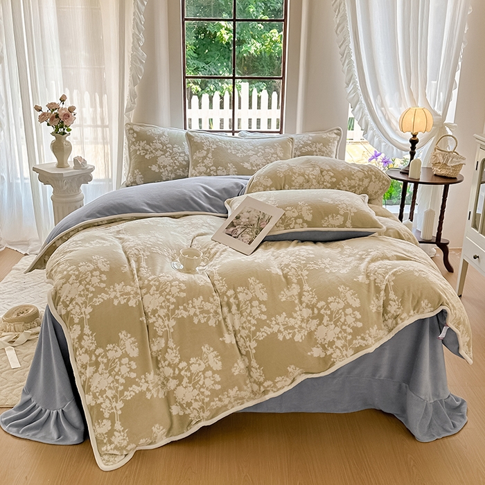 91家纺网 家纺一手货源 找家纺 亿品家纺 2025新款八斤立体雕花牛奶绒四件套 画意枝头【芥末绿】