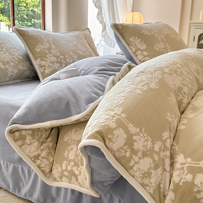 91家纺网 家纺一手货源 找家纺 亿品家纺 2025新款八斤立体雕花牛奶绒四件套 画意枝头【芥末绿】