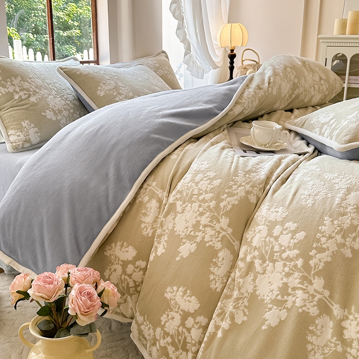 91家纺网 家纺一手货源 找家纺 亿品家纺 2025新款八斤立体雕花牛奶绒四件套 画意枝头【芥末绿】