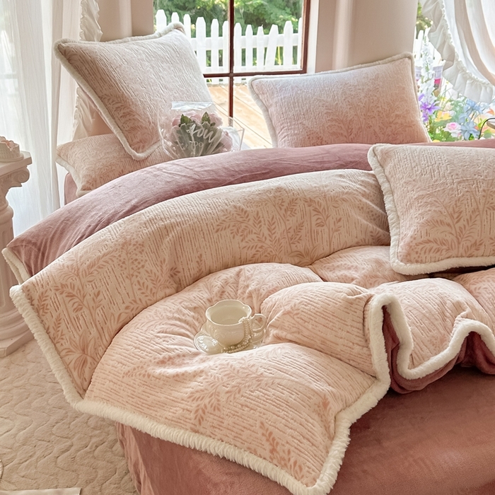 91家纺网 家纺一手货源 找家纺 （总）亿品家纺 2025新款八斤立体雕花牛奶绒四件套