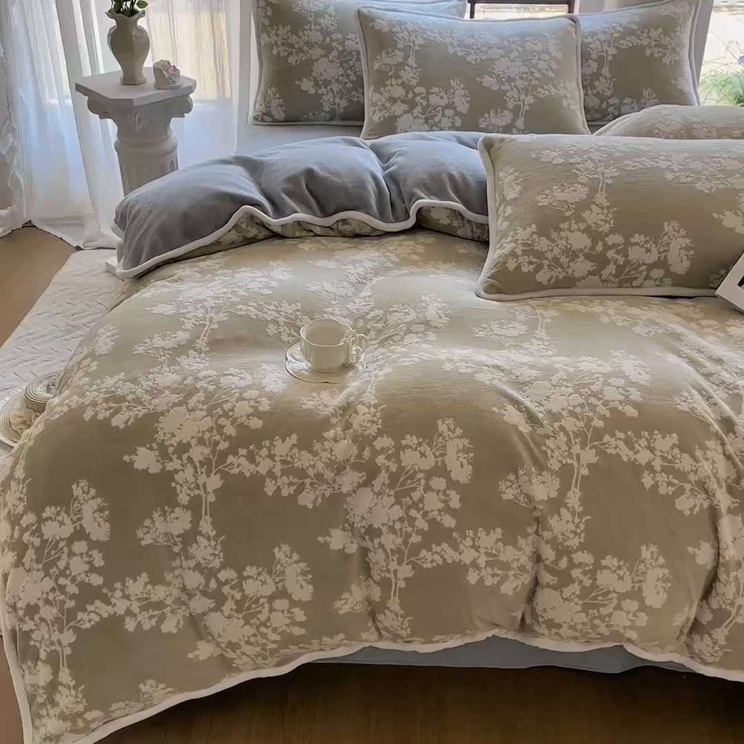 91家纺网 家纺一手货源 找家纺 亿品家纺 2025新款八斤立体雕花牛奶绒四件套 画意枝头【芥末绿】