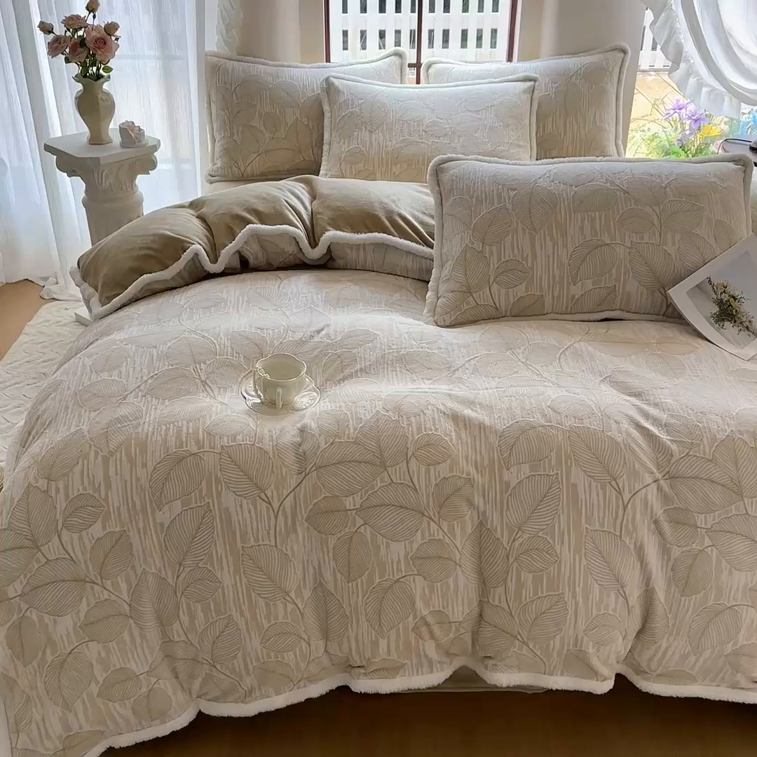 91家纺网 家纺一手货源 找家纺 亿品家纺 2025新款八斤立体雕花牛奶绒四件套 仲夏【卡其】