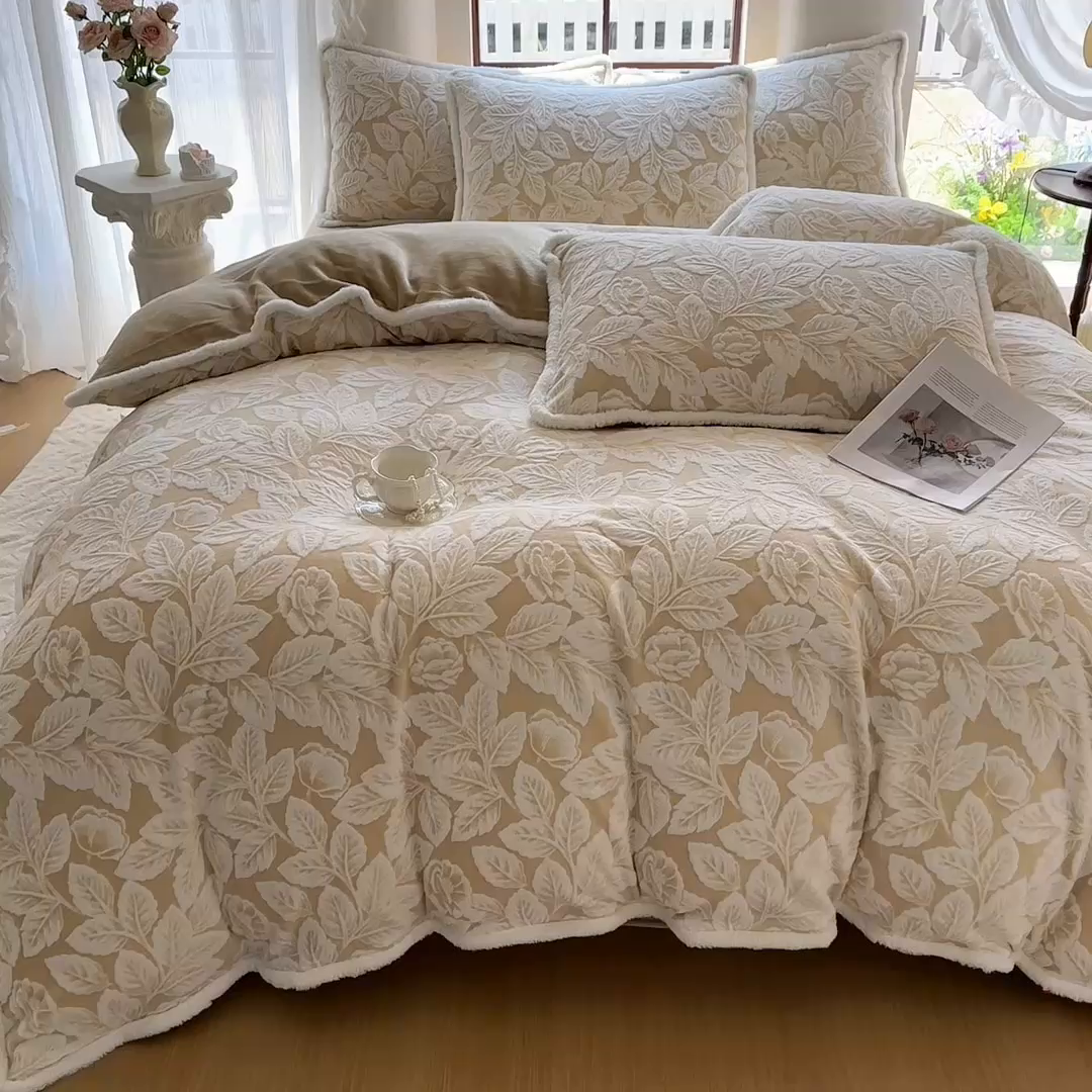 91家纺网 家纺一手货源 找家纺 亿品家纺 2025新款八斤立体雕花牛奶绒四件套 叶中花【卡其】