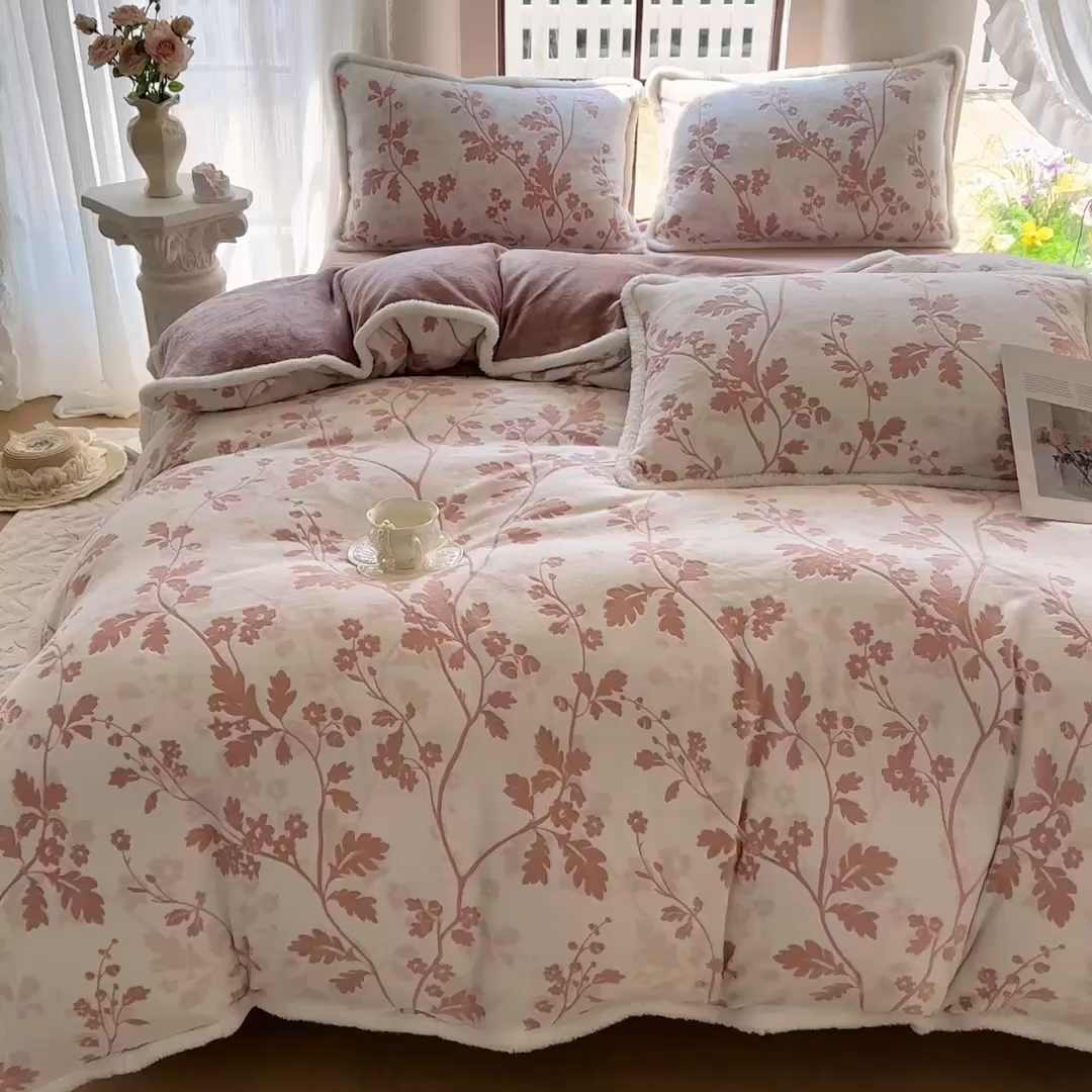 91家纺网 家纺一手货源 找家纺 亿品家纺 2025新款八斤立体雕花牛奶绒四件套 好梦秋天【粉】
