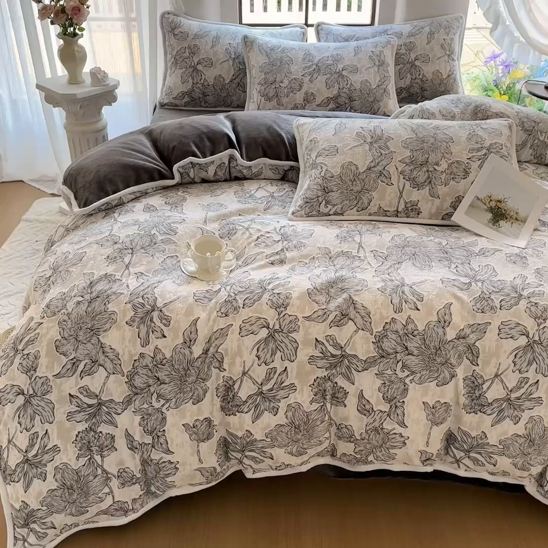 91家纺网 家纺一手货源 找家纺 亿品家纺 2025新款八斤立体雕花牛奶绒四件套 繁花【灰】