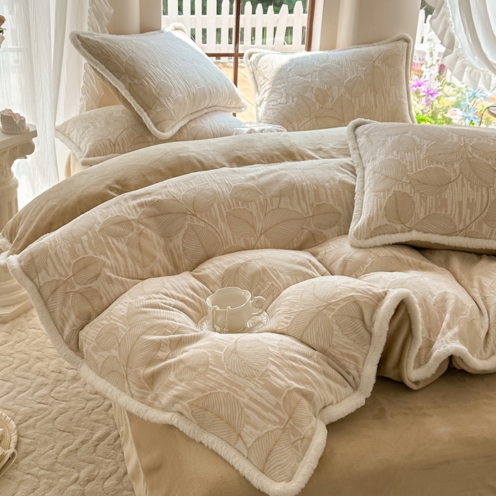 91家纺网 家纺一手货源 找家纺 亿品家纺 2025新款八斤立体雕花牛奶绒四件套 仲夏【卡其】