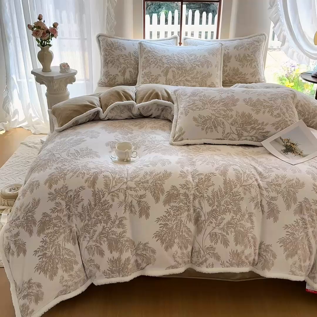 91家纺网 家纺一手货源 找家纺 亿品家纺 2025新款八斤立体雕花牛奶绒四件套 乐枝【米灰】