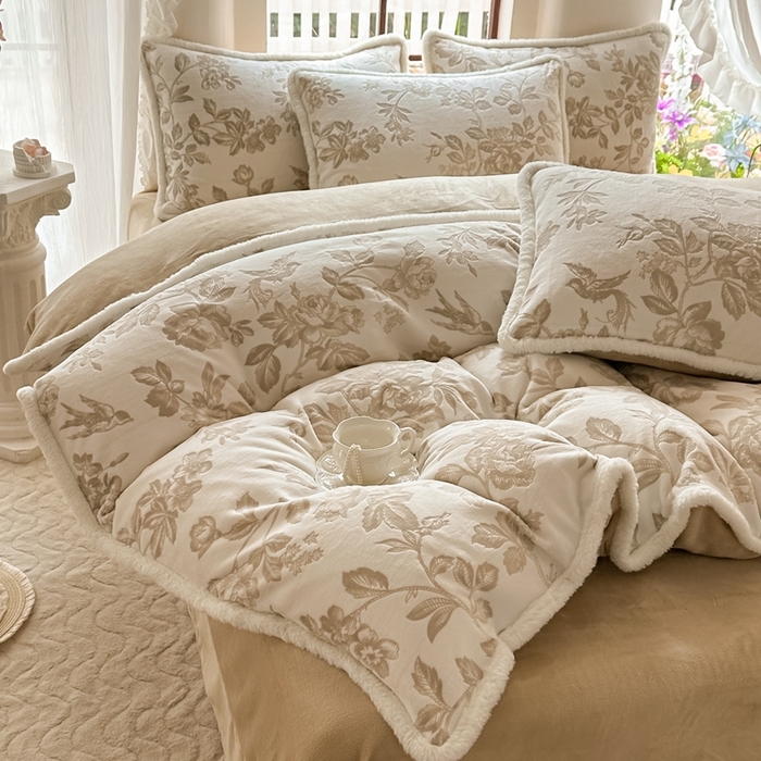 91家纺网 家纺一手货源 找家纺 亿品家纺 2025新款八斤立体雕花牛奶绒四件套 花季【浅咖】