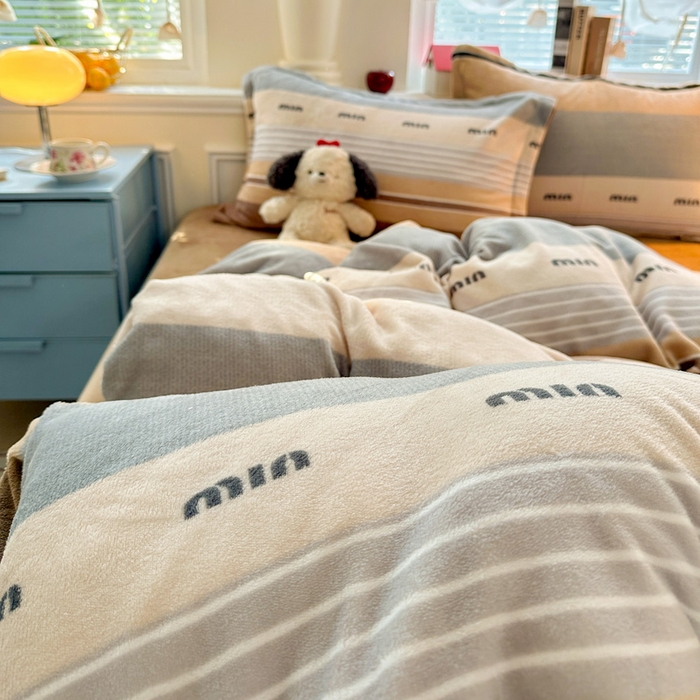 91家纺网 家纺一手货源 找家纺 卡普二店 2024新款牛奶绒印花单被套米兰风尚