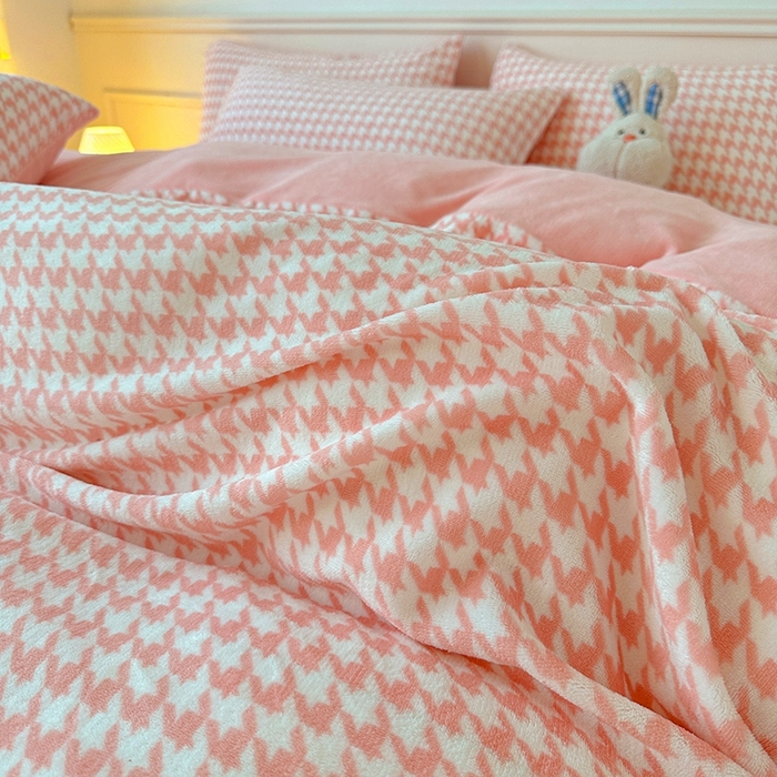 91家纺网 家纺一手货源 找家纺 卡普二店 2024新款牛奶绒印花单被套千鸟格