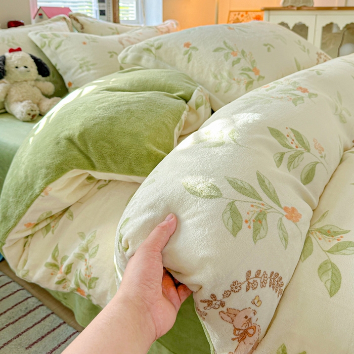 91家纺网 家纺一手货源 找家纺 卡普二店 2024新款牛奶绒印花单被套森林小兔