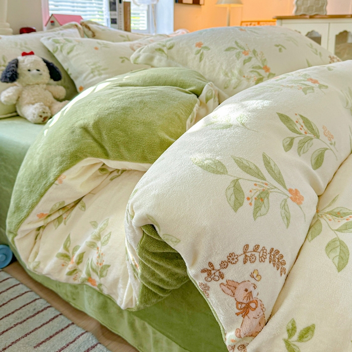 91家纺网 家纺一手货源 找家纺 卡普二店 2024新款牛奶绒印花单被套森林小兔