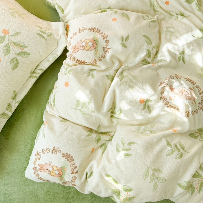 91家纺网 家纺一手货源 找家纺 卡普二店 2024新款牛奶绒印花单被套森林小兔