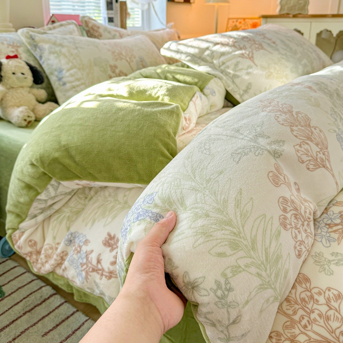 91家纺网 家纺一手货源 找家纺 卡普二店 2024新款牛奶绒印花单被套幽兰花谷