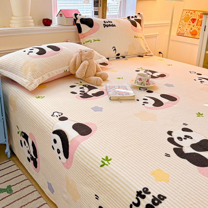 91家纺网 家纺一手货源 找家纺 卡普二店 2024新款牛奶绒印花单床单粉熊猫