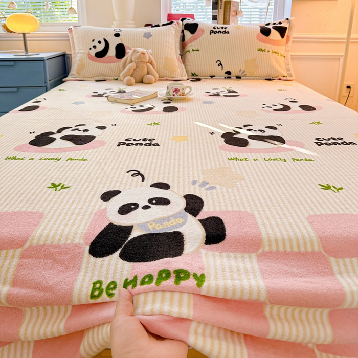 91家纺网 家纺一手货源 找家纺 卡普二店 2024新款牛奶绒印花单床单粉熊猫