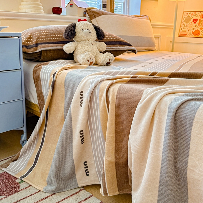 91家纺网 家纺一手货源 找家纺 卡普二店 2024新款牛奶绒印花单床单米兰风尚