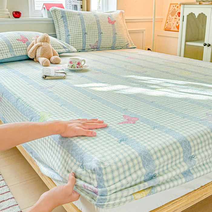 91家纺网 家纺一手货源 找家纺 卡普二店 2024新款牛奶绒印花单床笠蝶舞格韵