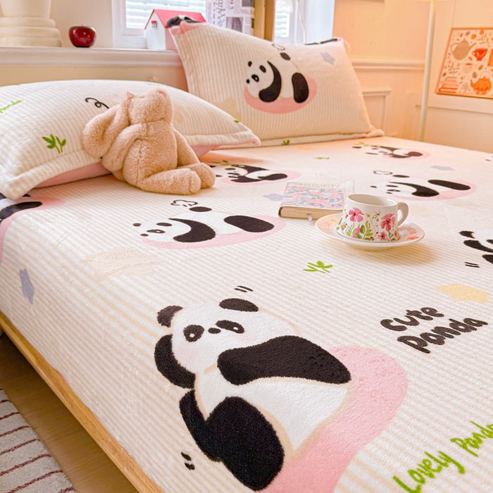 91家纺网 家纺一手货源 找家纺 卡普二店 2024新款牛奶绒印花单床笠粉熊猫