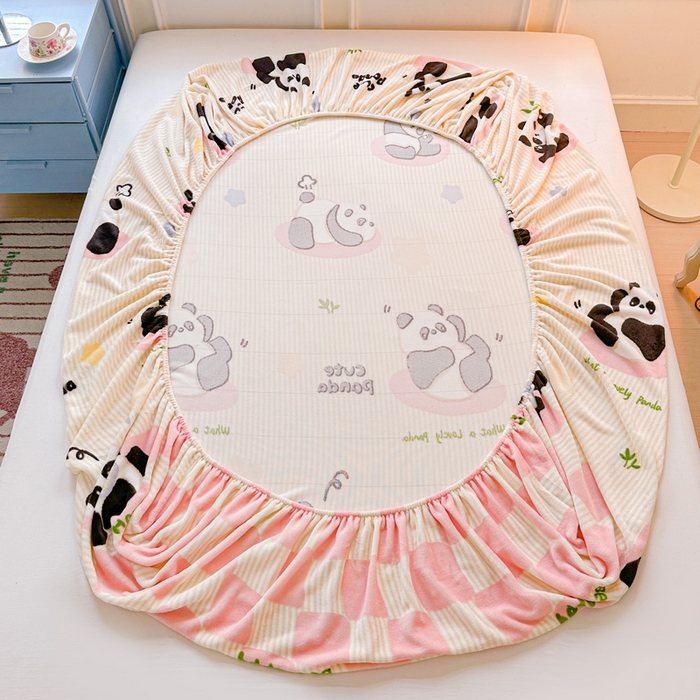 91家纺网 家纺一手货源 找家纺 卡普二店 2024新款牛奶绒印花单床笠粉熊猫