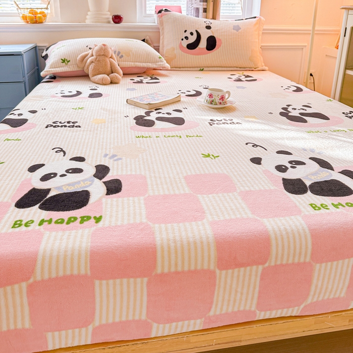 91家纺网 家纺一手货源 找家纺 卡普二店 2024新款牛奶绒印花单床笠粉熊猫