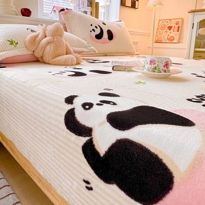 91家纺网 家纺一手货源 找家纺 卡普二店 2024新款牛奶绒印花单床笠粉熊猫