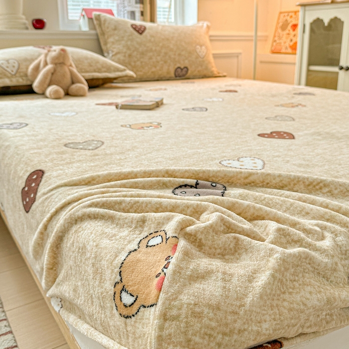 91家纺网 家纺一手货源 找家纺 卡普二店 2024新款牛奶绒印花单床笠萌萌熊