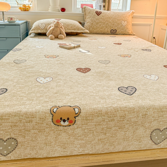 91家纺网 家纺一手货源 找家纺 卡普二店 2024新款牛奶绒印花单床笠萌萌熊