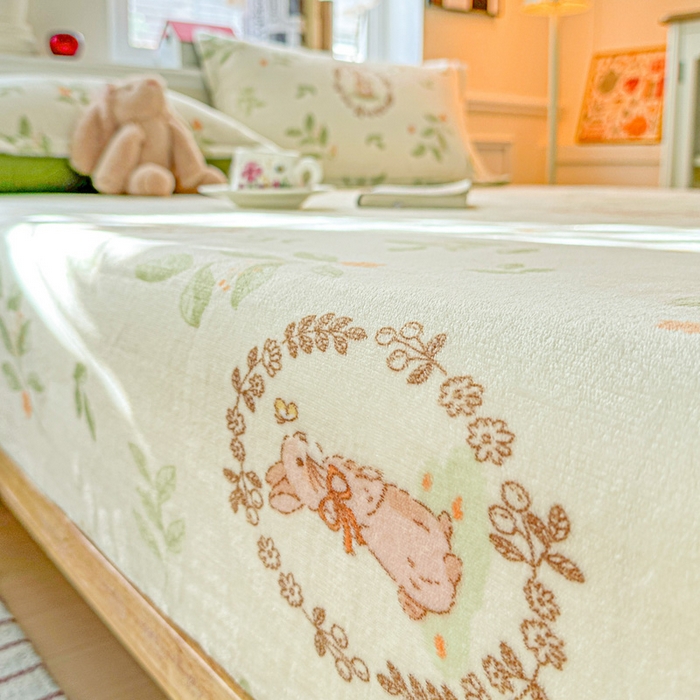 91家纺网 家纺一手货源 找家纺 卡普二店 2024新款牛奶绒印花单床笠森林小兔