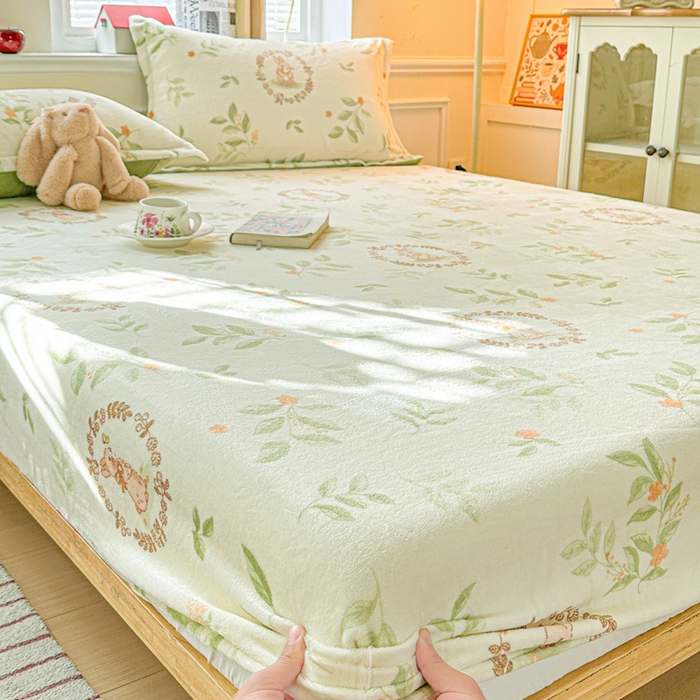 91家纺网 家纺一手货源 找家纺 卡普二店 2024新款牛奶绒印花单床笠森林小兔