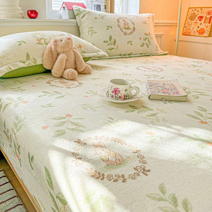 91家纺网 家纺一手货源 找家纺 卡普二店 2024新款牛奶绒印花单床笠森林小兔