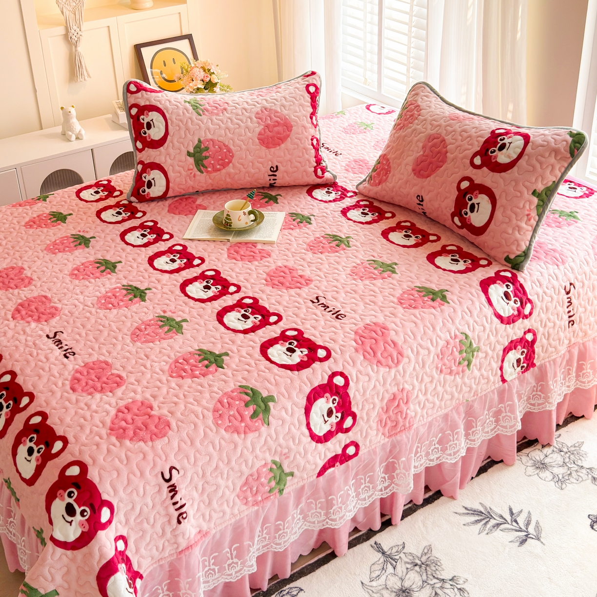 91家纺网 家纺一手货源 找家纺 梓依家纺 2025新款牛奶绒单床裙款蕾丝床盖三件套四件套 爱心草莓