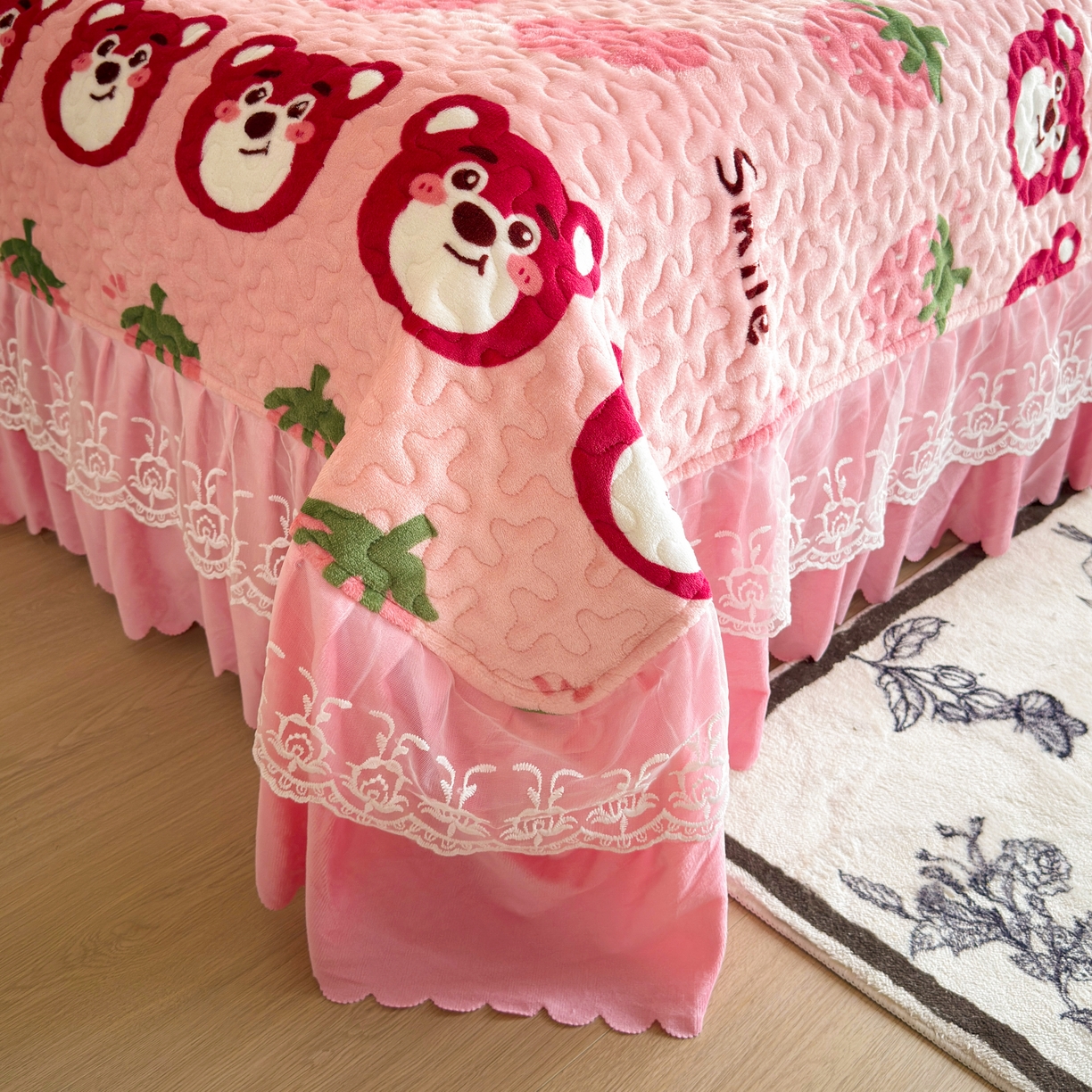 91家纺网 家纺一手货源 找家纺 梓依家纺 2025新款牛奶绒单床裙款蕾丝床盖三件套四件套 爱心草莓