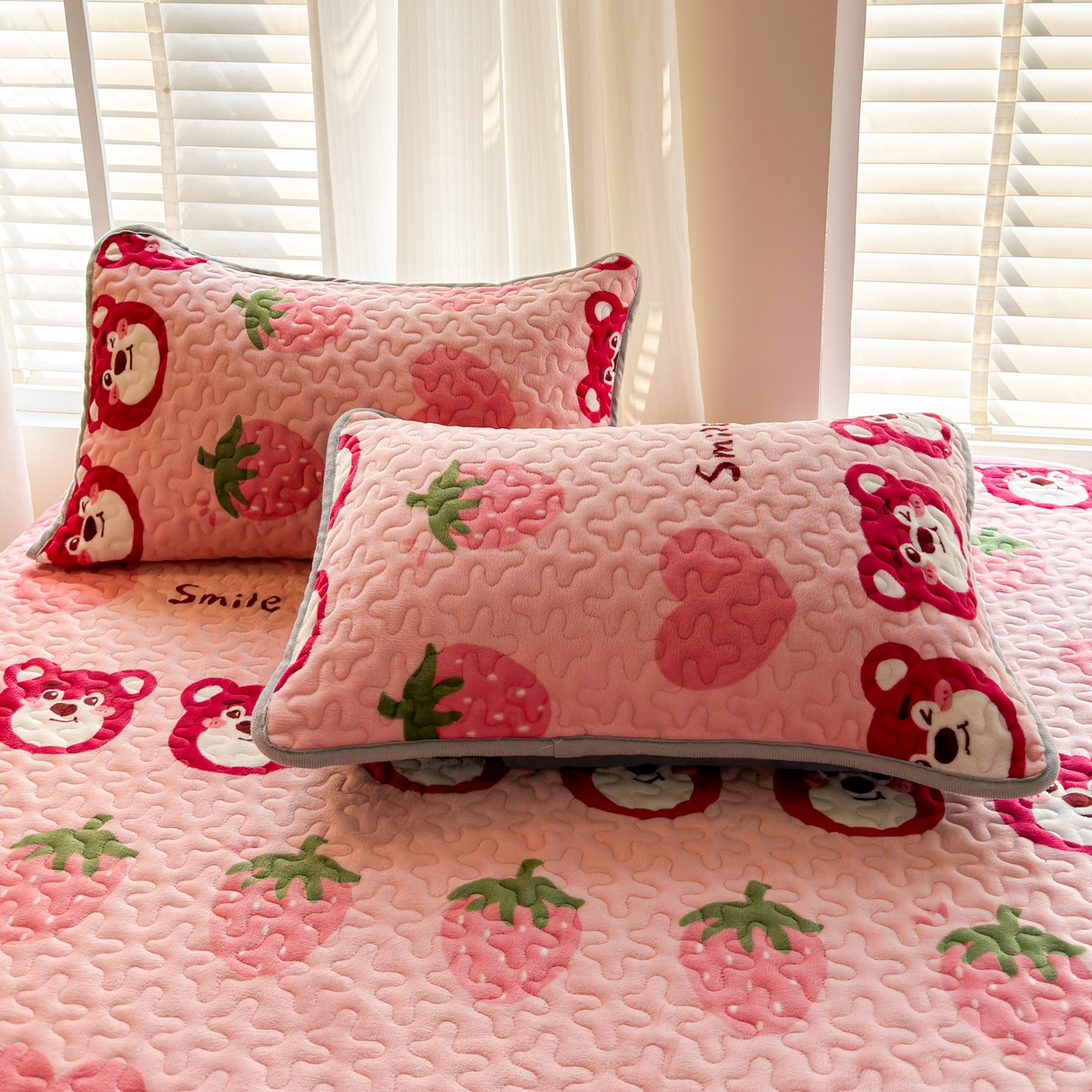 91家纺网 家纺一手货源 找家纺 梓依家纺 2025新款牛奶绒单床裙款蕾丝床盖三件套四件套 爱心草莓