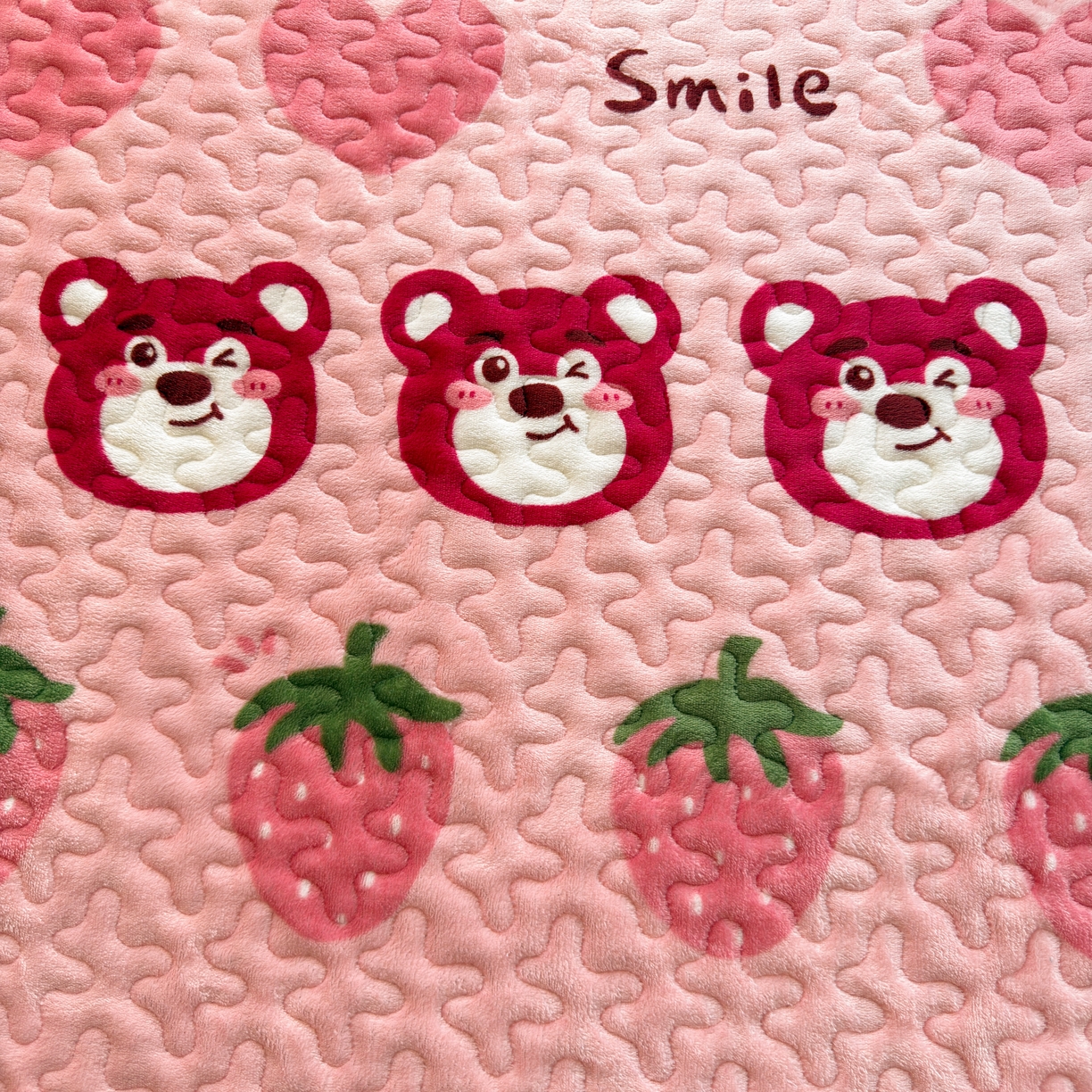 91家纺网 家纺一手货源 找家纺 梓依家纺 2025新款牛奶绒单床裙款蕾丝床盖三件套四件套 爱心草莓