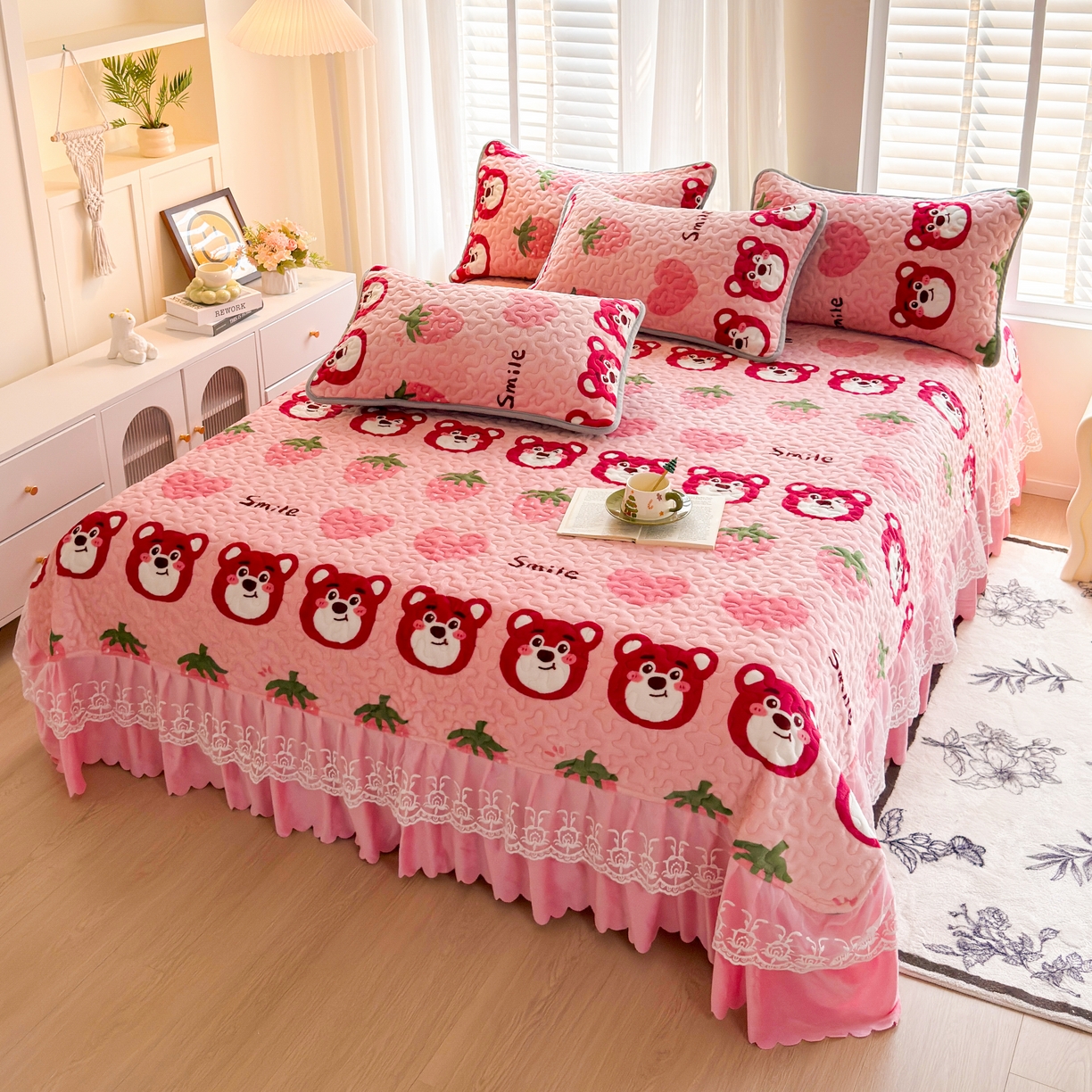 91家纺网 家纺一手货源 找家纺 梓依家纺 2025新款牛奶绒单床裙款蕾丝床盖三件套四件套 爱心草莓