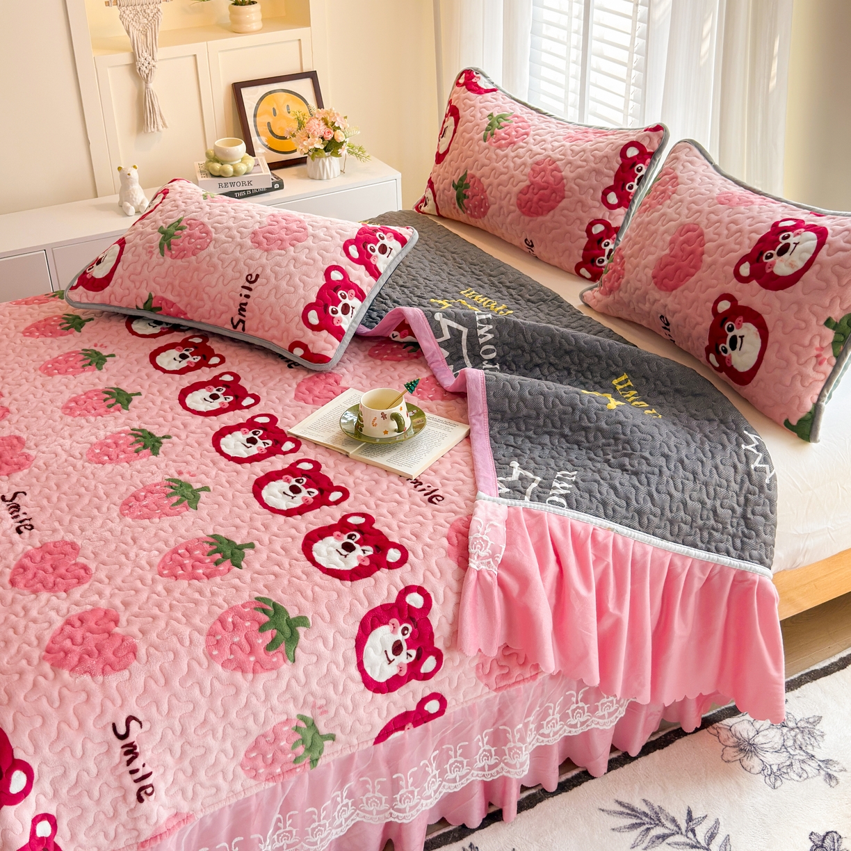 91家纺网 家纺一手货源 找家纺 梓依家纺 2025新款牛奶绒单床裙款蕾丝床盖三件套四件套 爱心草莓