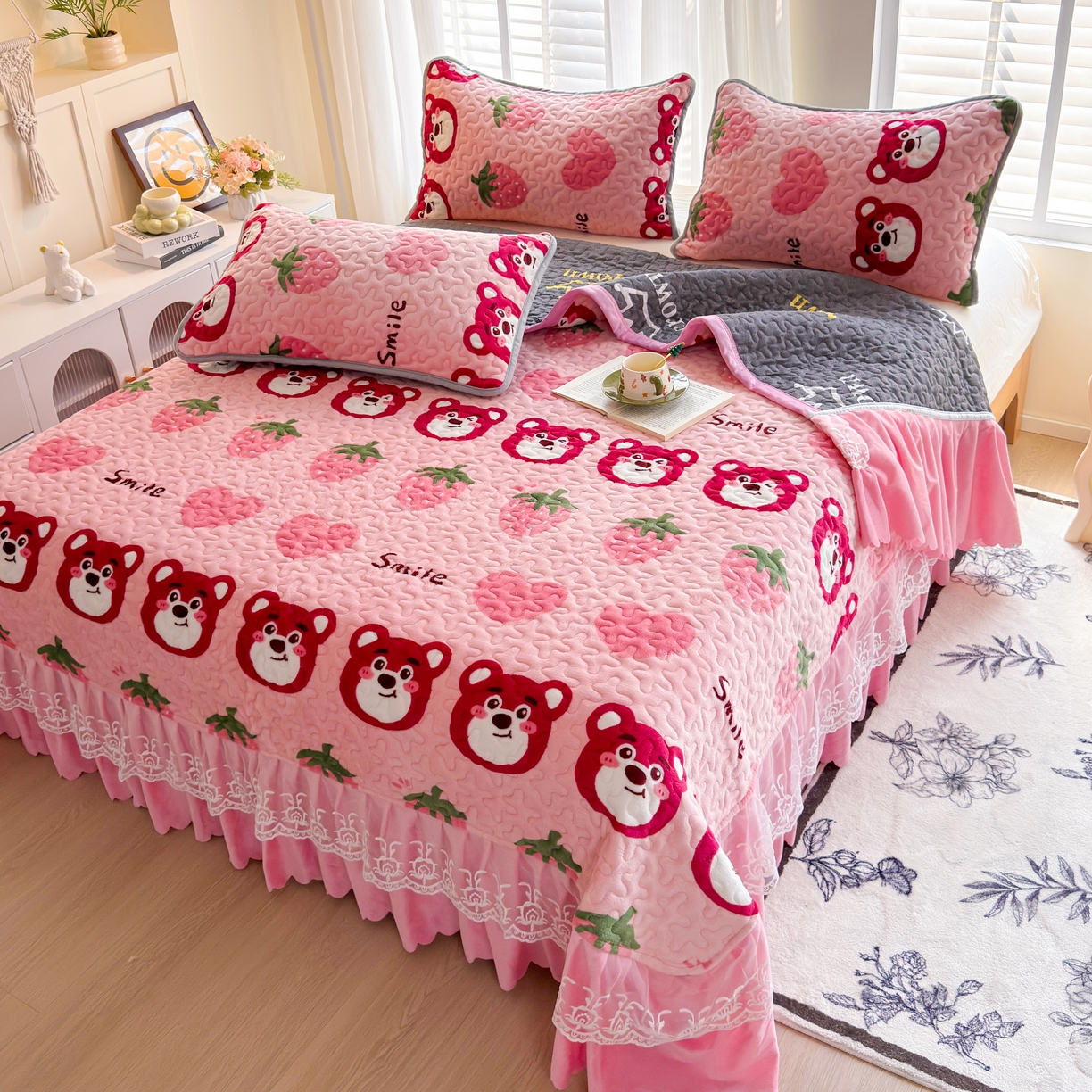 91家纺网 家纺一手货源 找家纺 梓依家纺 2025新款牛奶绒单床裙款蕾丝床盖三件套四件套 爱心草莓