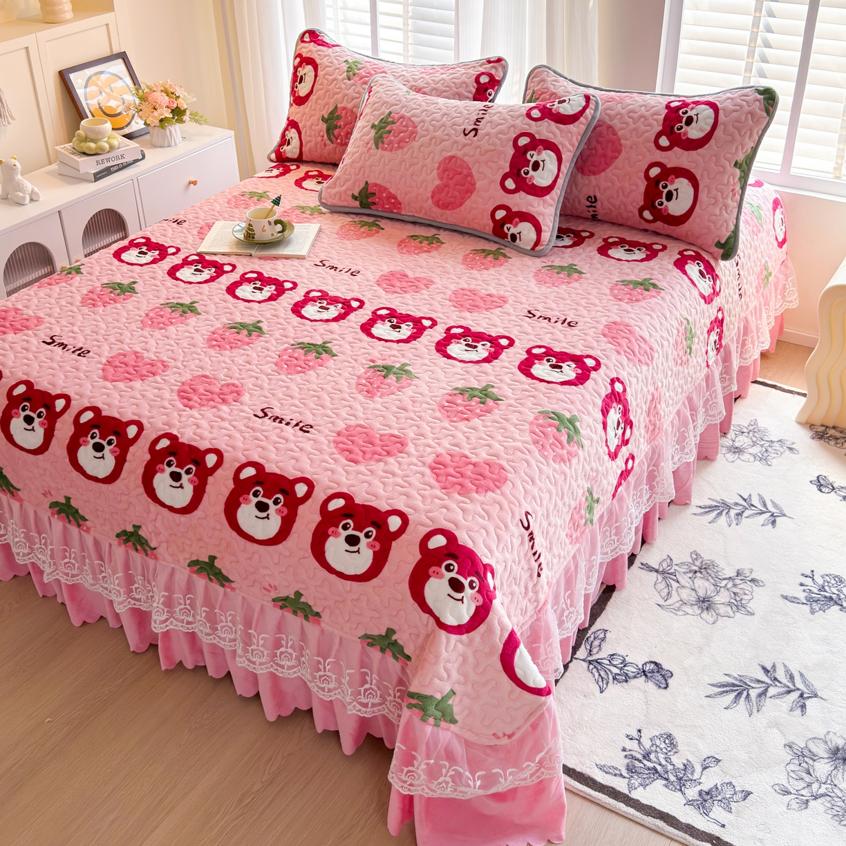 91家纺网 家纺一手货源 找家纺 梓依家纺 2025新款牛奶绒单床裙款蕾丝床盖三件套四件套 爱心草莓