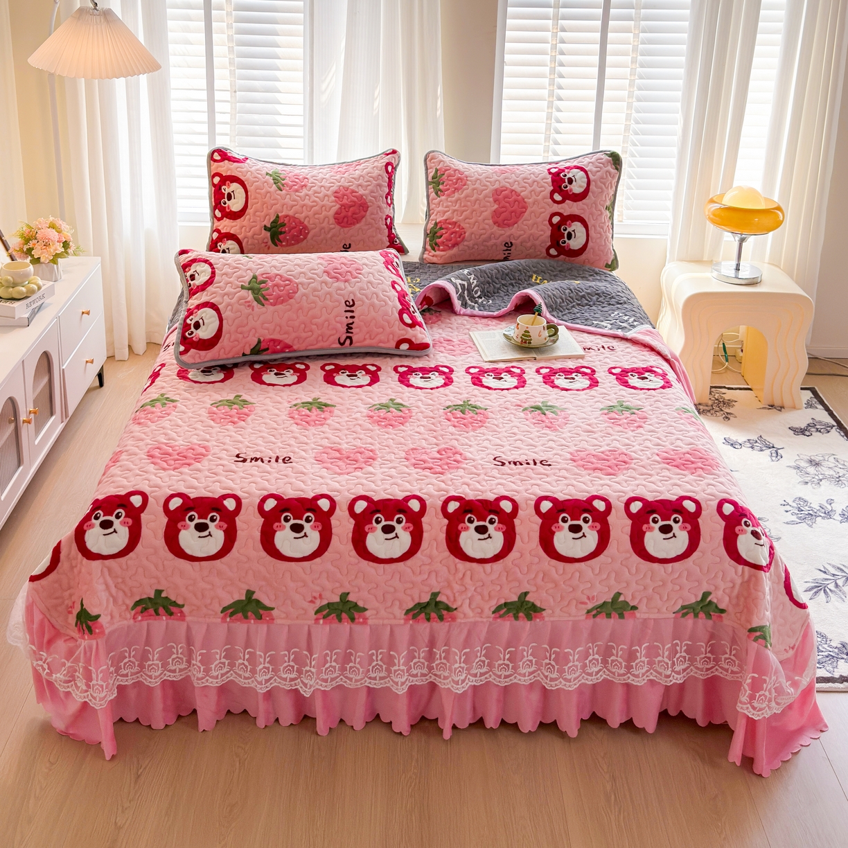 91家纺网 家纺一手货源 找家纺 梓依家纺 2025新款牛奶绒单床裙款蕾丝床盖三件套四件套 爱心草莓