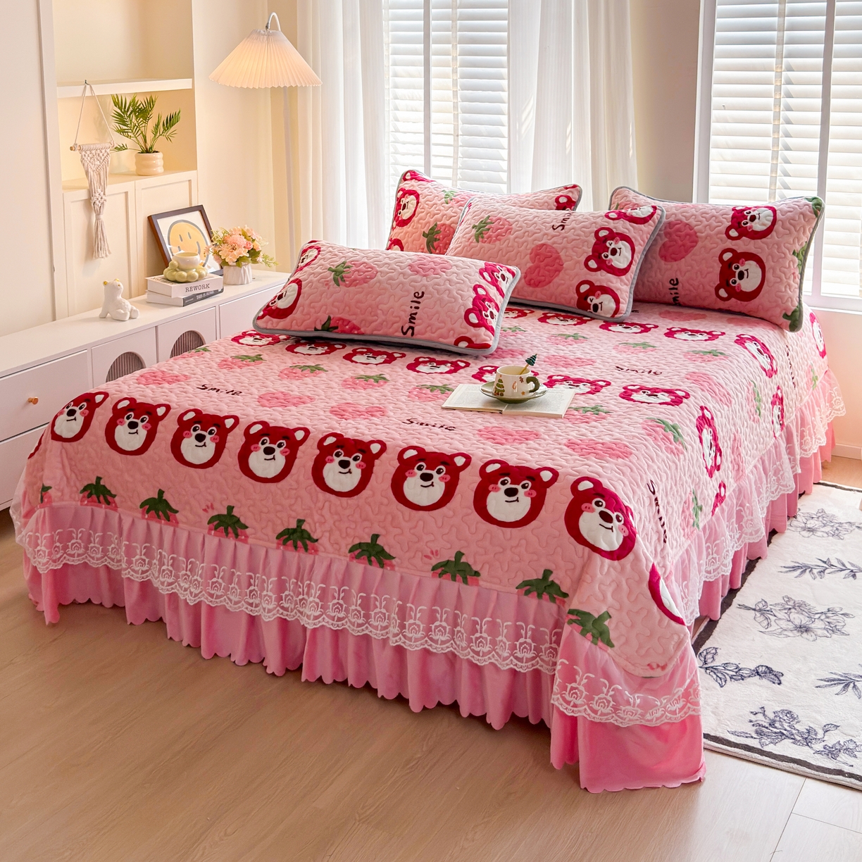 91家纺网 家纺一手货源 找家纺 梓依家纺 2025新款牛奶绒单床裙款蕾丝床盖三件套四件套 爱心草莓