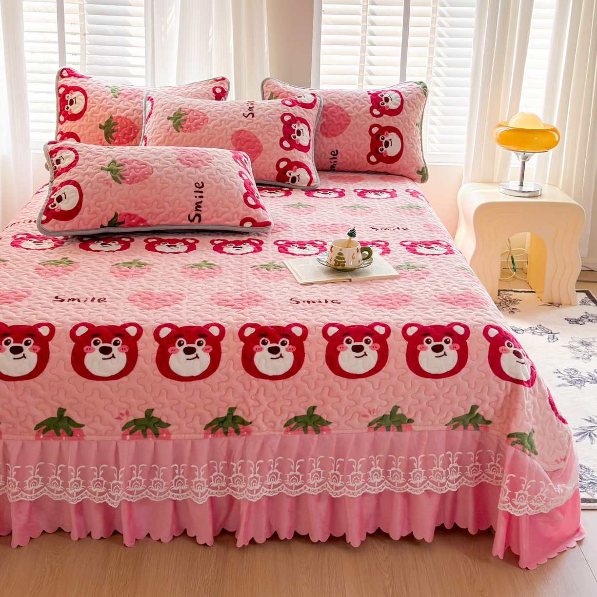 91家纺网 家纺一手货源 找家纺 梓依家纺 2025新款牛奶绒单床裙款蕾丝床盖三件套四件套 爱心草莓