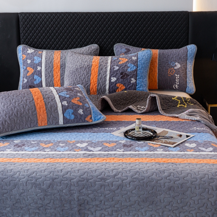 91家纺网 家纺一手货源 找家纺 梓依家纺 2025新款牛奶绒单床裙款蕾丝床盖三件套四件套 爱心点点