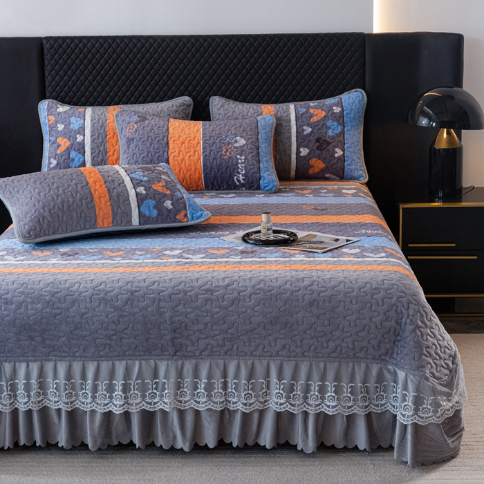 91家纺网 家纺一手货源 找家纺 梓依家纺 2025新款牛奶绒单床裙款蕾丝床盖三件套四件套 爱心点点