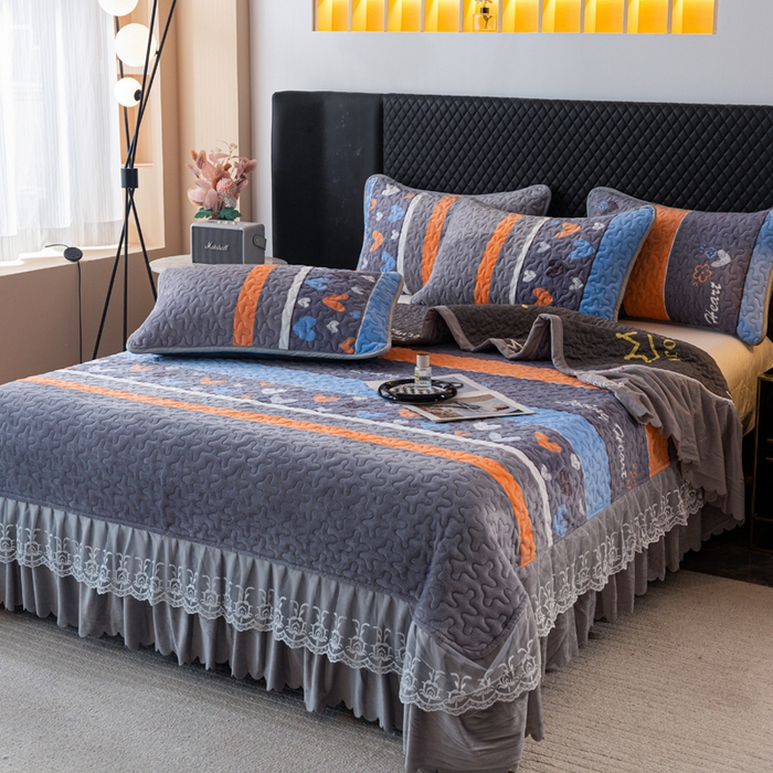 91家纺网 家纺一手货源 找家纺 梓依家纺 2025新款牛奶绒单床裙款蕾丝床盖三件套四件套 爱心点点