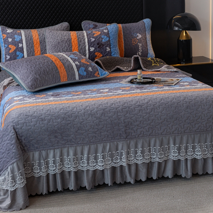 91家纺网 家纺一手货源 找家纺 梓依家纺 2025新款牛奶绒单床裙款蕾丝床盖三件套四件套 爱心点点