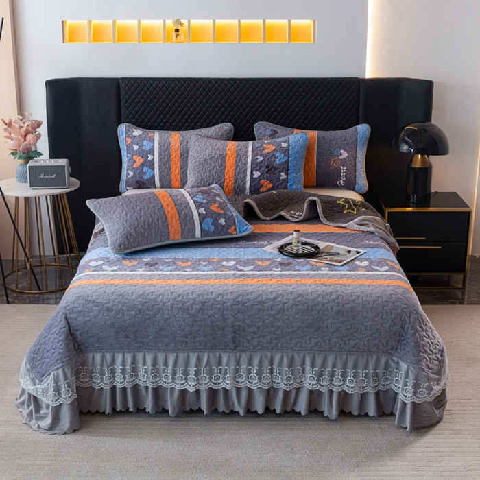 91家纺网 家纺一手货源 找家纺 梓依家纺 2025新款牛奶绒单床裙款蕾丝床盖三件套四件套 爱心点点