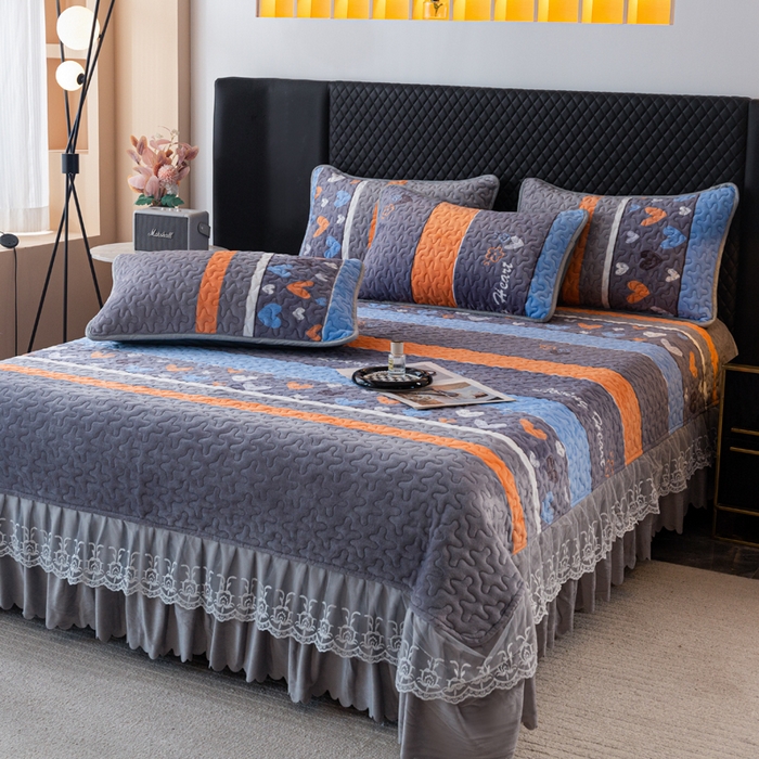 91家纺网 家纺一手货源 找家纺 梓依家纺 2025新款牛奶绒单床裙款蕾丝床盖三件套四件套 爱心点点